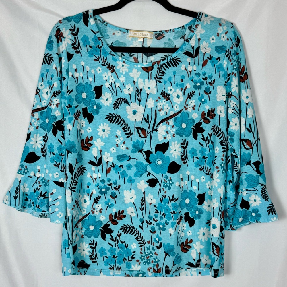 Emily Stacy NWOT Floral Blouse, 3/4 Length Flutter Sleeves Size XL. Light Blue.